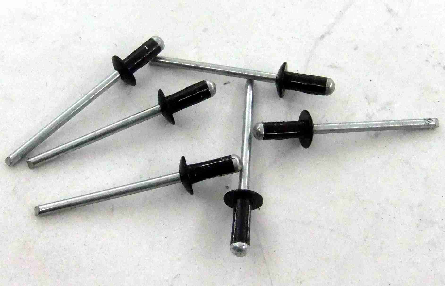 HGS SCHALLDÄMPFER-NIETEN SET 3,5X8 MM 6-STÜCK SCHWARZ